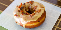 Šílené kombinace, které chutnají fantasticky: Už jste zkusili hranolky se zmrzlinou, chipsy s  čokoládou nebo donut se slaninou?