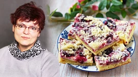 Pečeme s Ivou: Vanilkou vonící ovocný koláč jako od maminky. Upečený je s čerstvým ovocem, dochucený máslovou drobenkou