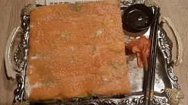 Sushi na plech pro lenochy: Zapomeňte na rolování, oblíbenou japonskou klasiku připravíte rychle a bez námahy