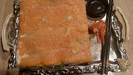 Sushi na plech pro lenochy: Zapomeňte na rolování, oblíbenou japonskou klasiku připravíte rychle a bez námahy