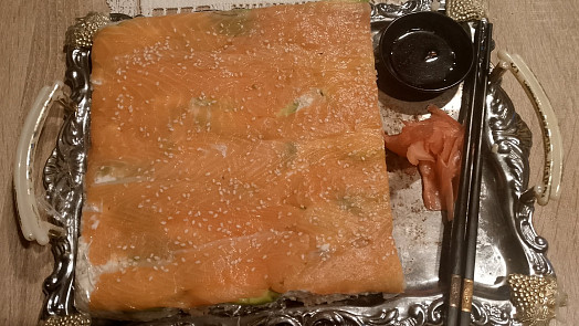 Sushi na plech pro lenochy: Zapomeňte na rolování, oblíbenou japonskou klasiku připravíte rychle a bez námahy