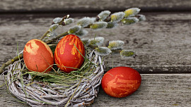 Barevné dny Velikonoc: Proč je pondělí modré a sobota bílá? A kdy zadělat na mazanec?