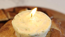 Hitem internetu je máslová svíčka: Když ji zapálíte a namočíte do ní pečivo, budete uchváceni