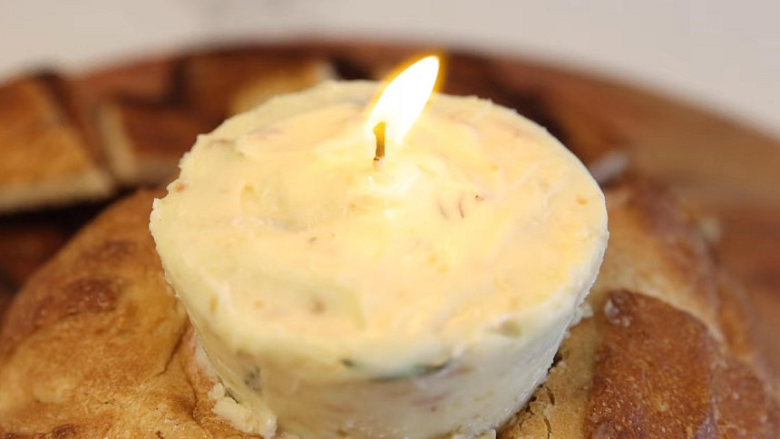 Hitem internetu je máslová svíčka: Když ji zapálíte a namočíte do ní pečivo, budete uchváceni