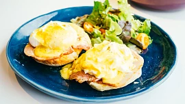 Vejce Benedikt: Luxusní milionářská snídaně pro vyvolené? Připravte si ji doma!