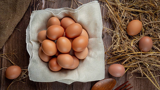 Encyklopedie vajec: Rozeznáte od sebe různé druhy? Které vejce je nejzdravější a jak se rozbíjí to obrovské pštrosí?