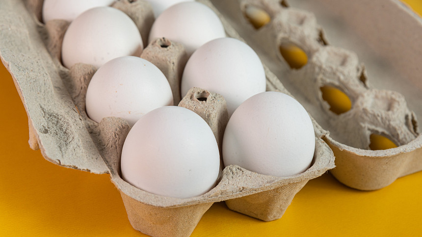 Vejce, uložená v kartonovém pouzdře