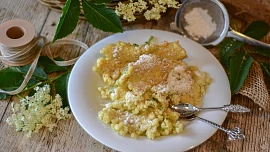 Kosmatice, to je nejlepší možnost, jak využít květy černého bezu. Křupavé těstíčko vylepší rum, důležité je krátké smažení při vyšší teplotě