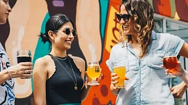 Alkohol škodí pleti, ale nevadí! Známe zaručené rady, jak si užít drink s přáteli a zůstat krásná