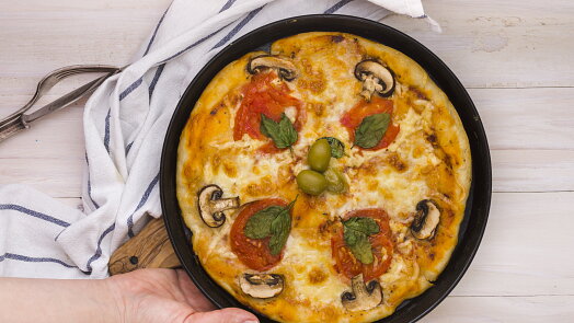 Italové používají při ohřívání pizzy jeden trik. Stačí vám obyčejná pánev a voda, těsto zůstane krásně křupavé