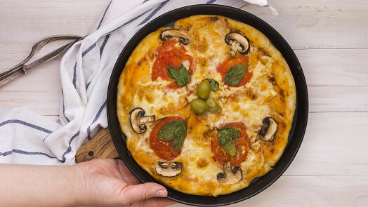 Italové používají při ohřívání pizzy jeden trik. Stačí vám obyčejná pánev a voda, těsto zůstane krásně křupavé