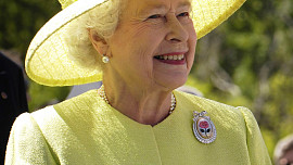 Bývalá britská královna Alžběta si sáček oblíbeného čaje pro jistotu nosila v kabelce a před obědem musela mít speciální aperitiv