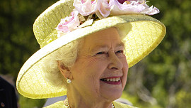 Bývalá britská královna Alžběta si sáček oblíbeného čaje pro jistotu nosila v kabelce a před obědem musela mít speciální aperitiv