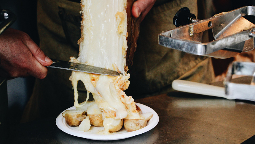 Jak chutna sýr raclette?