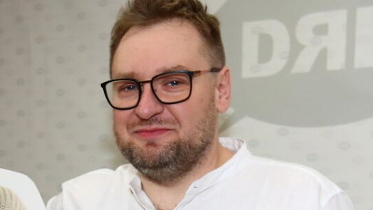 Herec Milan Enčev se během natáčení odbývá bagetami. Doma ale zvládne svíčkovou, rajskou i knedlíky