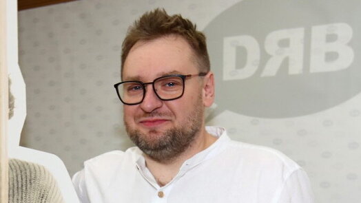 Herec Milan Enčev se během natáčení odbývá bagetami. Doma ale zvládne svíčkovou, rajskou i knedlíky
