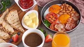 10 snídaní slavných: Královna Alžběta I. si dávala černé pivo, Einstein smažená vejce a Mozart kapouna!