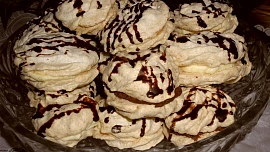 Retro zákusek Mánička: Upečte si nadýchaný dezert se šlehačkou podle originálního receptu!