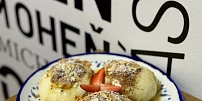 Jak na plněné moravské knedle s jahodami podle šéfkuchaře Honzy z restaurace Kamin. S perníkovým posypem chutnají skvěle