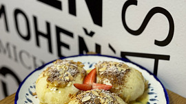 Jak na plněné moravské knedle s jahodami podle šéfkuchaře Honzy z restaurace Kamin. S perníkovým posypem chutnají skvěle