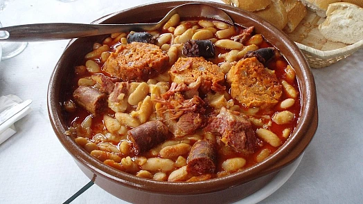 Španělská přesnídávková polévka fabada asturiana: Voní klobáskou a díky fazolím a chlebu fantasticky zasytí i velké jedlíky