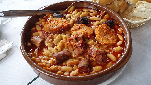 Španělská přesnídávková polévka fabada asturiana: Voní klobáskou a díky fazolím a chlebu fantasticky zasytí i velké jedlíky
