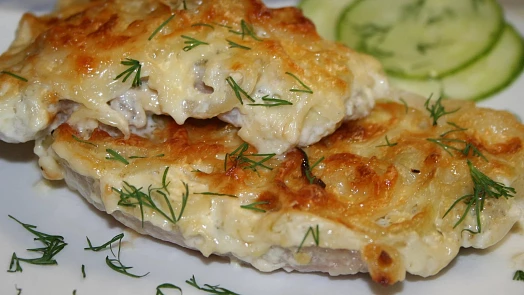 Už jste ochutnali farářské řízky? Pečou se v troubě a šťavnaté maso doplňuje oblíbená mléčná trojka