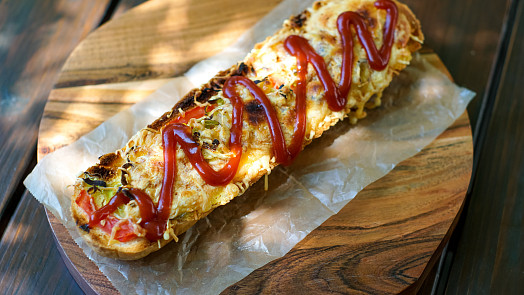 Zapiekanka jako z polského bistra: Křupavou bagetu s houbami a sýrem si připravíte snadno i doma