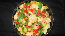 Libanonský salát fattoush: Lehký salát s vůní exotiky a bylinek  je ideální lehkou letní večeří