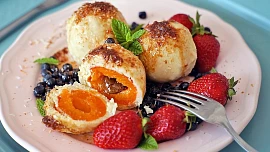 Korunou ovocných knedlíků je posypka! Zkuste smaženou strouhanku nebo strouhaný perník