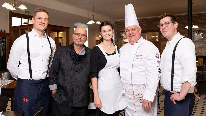 Hostinec U Jiskrů navštívil během své show i Souboj restaurací i Zdeněk Pohlreich. Hostinec U Jiskrů navštívil během své show i Souboj restaurací i Zdeněk Pohlreich.