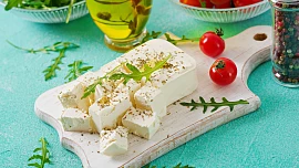 Feta do řeckého salátu, balkán do šopáku: Víte, čím se tyto dva sýry liší?