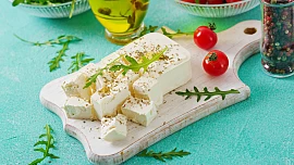 Feta do řeckého salátu, balkán do šopáku: Víte, čím se tyto dva sýry liší?
