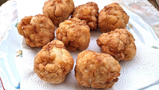 Smažené květákové koule: Díky fíglu s krabicí jsou v cukuletu obalené a po usmažení šťavnaté a zvenku křupavé