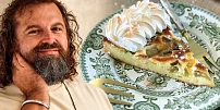 Rebarborový koláč podle Josefa Maršálka je vláčný díky tvarohu v těstě a nádherně voní kardamomem