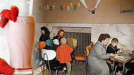 Retro okénko: Jahodový koktejl stával v mléčném baru dříve jen 1,20 Kčs. Připravit si jej podle norem ale můžeme i dnes