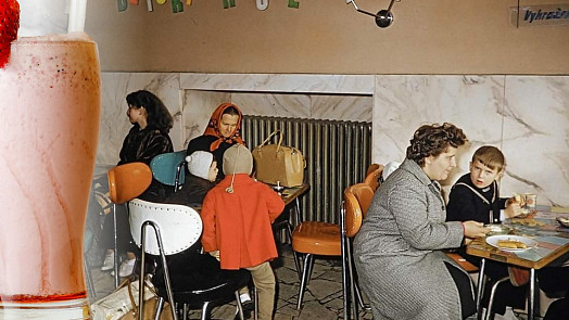 Retro okénko: Jahodový koktejl stával v mléčném baru dříve jen 1,20 Kčs. Připravit si jej podle norem ale můžeme i dnes