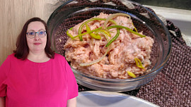 Řeznice radí: Jak na pomazánku à la čajovka, která chutná jako z uzenářství. Tento retro hit snadno připravíte i doma