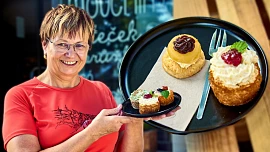 Před 17 lety otevřeli v Lošticích malý podnik. Dnes dělají s tvarůžky langoše, dortíky i větrníky a jezdí za nimi davy