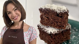 Pečeme s Kamilou: Hrníčkový perník na plech je neskutečně vláčný a s čokoládou a kokosem chutná skvěle