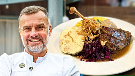 Jak na vynikající dušené červené zelí? Šéfkuchař Hynek Vávra ho dělá na sádle a vylepšuje zkaramelizovanými jablíčky