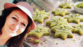 Pistáciové low carb hvězdičky podle cukrářky Hanky z Poděbrad vás dostanou svou křehkostí, chutí i barvou