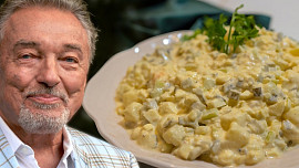 RECEPT: Vánoční bramborový salát podle Karla Gotta chutná božsky a překvapí jednou netradiční ingrediencí