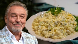 RECEPT: Vánoční bramborový salát podle Karla Gotta chutná božsky a překvapí jednou netradiční ingrediencí