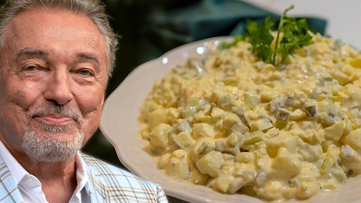 RECEPT: Vánoční bramborový salát podle Karla Gotta chutná božsky a překvapí jednou netradiční ingrediencí