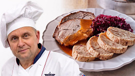 Karlovarský knedlík podle knedlíkového mistra: Zjemní jej máslo v těstě, vařený ve fólii nebo v ubrousku se vždy povede