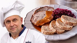 Karlovarský knedlík podle knedlíkového mistra: Zjemní jej máslo v těstě, vařený ve fólii nebo v ubrousku se vždy povede