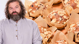 Josef Maršálek připravil dokonalé muffiny s borůvkami: U jejich pečení moc nepřemýšlejte, žmolky v těstu jsou výhodou, překvapil cukrář