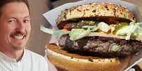 Otestovali jsme nové hamburgery od Přemka Forejta: Za sjezd z dálnice stojí jen varianta se šťavnatým hovězím a čtyřmi okurkami