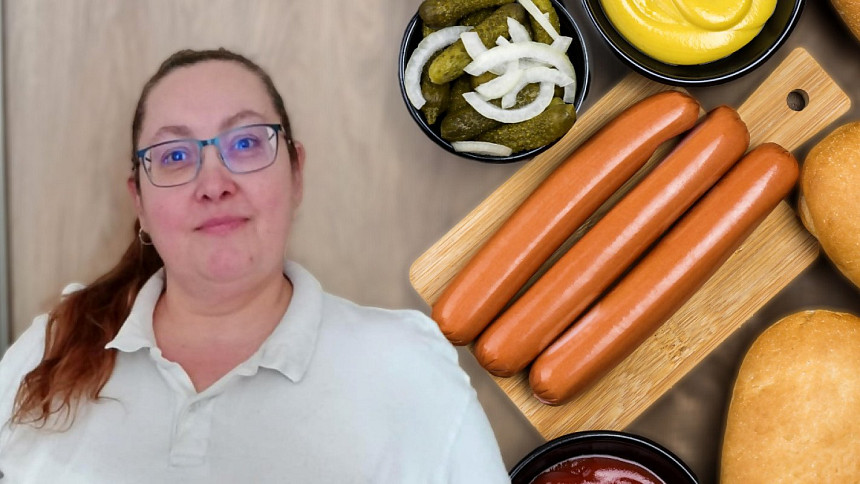 Párky s hořčicí, kečupem a kyselou okurkou